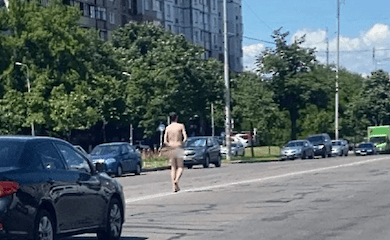 В Киеве на Троещине гулял голый мужчина