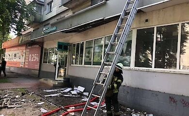У Києві на Подолі загорівся житловий будинок