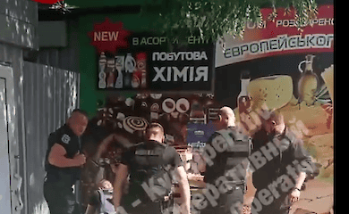 В Киеве на Позняках на женщину напал неадекватный мужчина