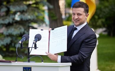 Зеленський пообіцяв зарплати в 20 тисяч лікарів і 13,5 тисячі - медсестрам | Фото: president.gov.ua