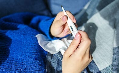 Выявлен характерный для вакцинированных симптом COVID-19