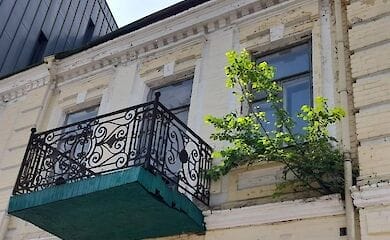 В Киеве на Андреевском спуске в историческом доме обрушилась кровля