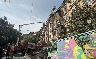 В Киеве в центре горел дом: жителей эвакуировали