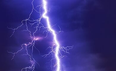 Доктор Комаровский рассказал об опасности использования мобильного в грозу