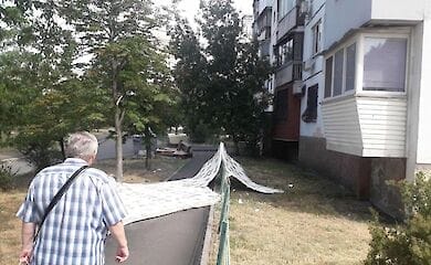 В Киеве с 14 этажа жилого дома сорвало лист утеплителя