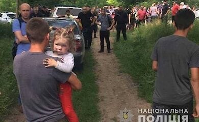 У Тернопільській області дворічна дівчинка всю ніч гуляла сама