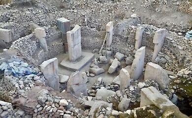 Доисторический памятник Гебекли-Тепе окружают рукотворные насыпи