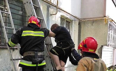 В Черкассах школьника с высоты снимали пожарные