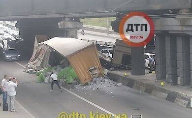У Києві на проспекті Перемоги перекинулась фура, могла впасти з мосту