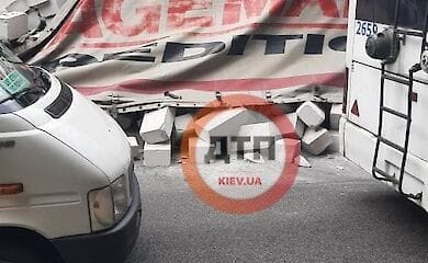 У Києві на проспекті Перемоги перекинулась фура, могла впасти з мосту