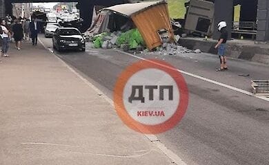 У Києві на проспекті Перемоги перекинулась фура, могла впасти з мосту