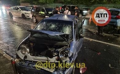 В Киеве иномарка протаранила три авто, пострадали дети