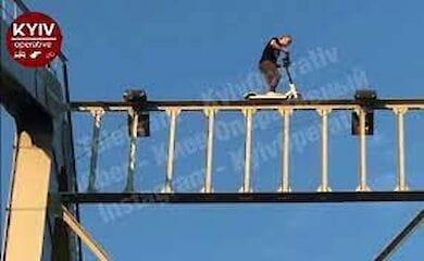 У Києві екстремал заліз на вершину Пішохідного мосту з самокатом