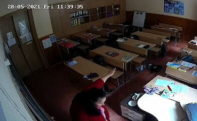 Асистентка вчителя погрожувала дитині з синдромом Дауна відрізати геніталії