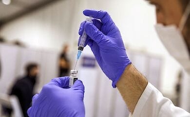 В Израиле зафиксировано резкое снижение эффективности вакцины от Pfizer Inc.-BioNTech SE в с распространением дельта-варианта