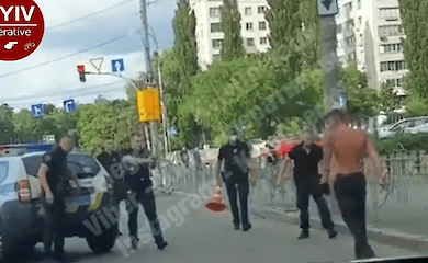 В Соломенском районе Киева мужчина бросался на людей с ножом