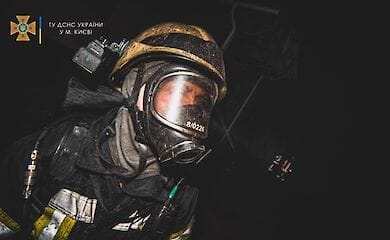 У Києві на Троєщині загорілася житлова багатоповерхівка