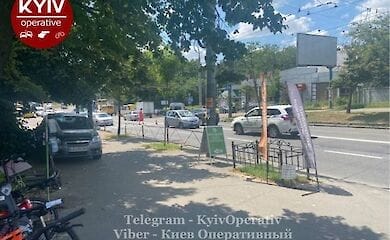 В Киеве на Нивках авто сбило двух людей
