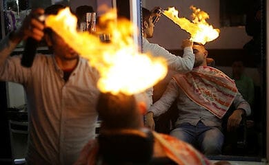 В Турции практикуют стрижки с помощью открытого огня
