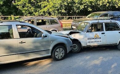 ДТП в Чернівцях: постраждав комунальник