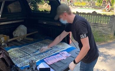 В Киеве СБУ разоблачила незаконную торговлю местами на кладбищах