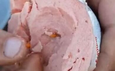 В Херсоне покупку мужчины "утяжелили" червями