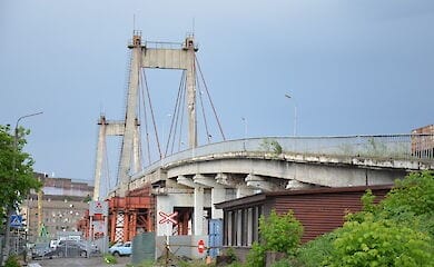 У Києві молодий хлопець стрибнув з моста