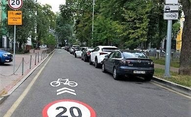 В Киеве появилась общая дорога для велосипедов и автомобилей. Это первая в Украине