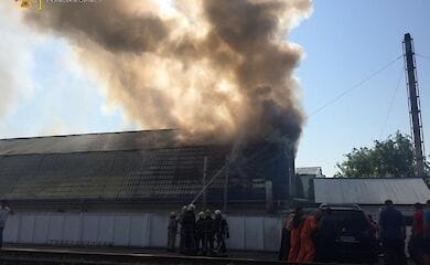 Под Киевом тушат пожар на предприятии