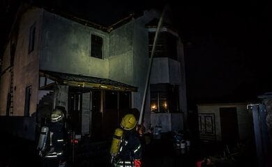 Пожежа в будинку в Києві на Троєщині: є постраждалі