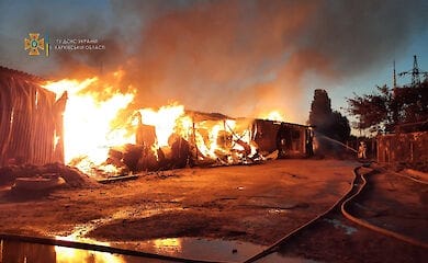Для тушения пожара в Харькове вызвали пожарный поезд: спасен человек