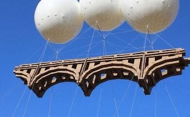 В Италии появился мост, подвешенный на воздушных шарах
