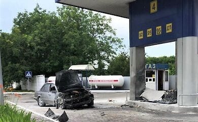 Смертельна ДТП під Києвом: водій збив жінку і влетів в автозаправку