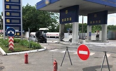 Смертельное ДТП под Киевом: водитель сбил женщину и влетел в автозаправку