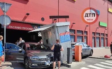 У Києві водій авто врізалася в будку паркувальника