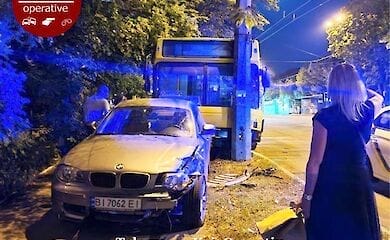 В столице неуправляемый автобус влетел в авто