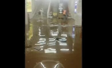В Киеве из-за ливня затопило две станции метро