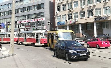 В Киеве на Подоле остановились трамваи, образовалась большая пробка