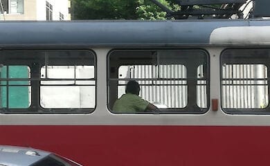 В Киеве на Подоле остановились трамваи, образовалась большая пробка
