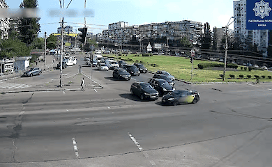 Появилось видео масштабной аварии на Оболони при участии такси