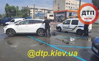 В Киеве на парковке неожиданно умер мужчина