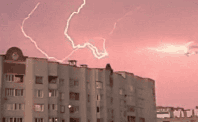 У Києві на Позняках виблискувала незвичайна блискавка