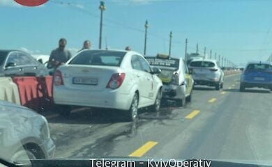 На столичному мосту Патона сталася аварія