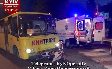 Під Києвом у ДТП постраждав пілот мотоцикла