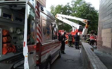 В Киеве мужчина выпрыгнул из окна и повис на балконе