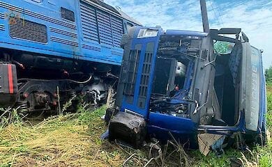 ДТП на Закарпатті: потяг зіткнувся з фурою