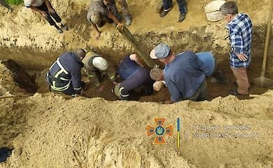 На Львовщине мужчина рыл траншею, и его засыпало землей