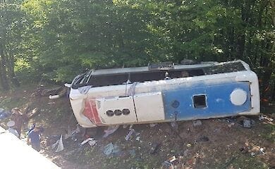 В России автобус с туристами упал в кювет