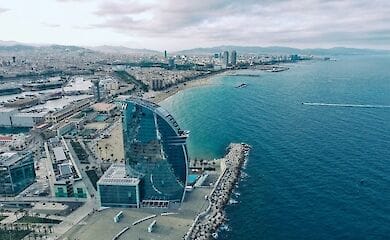Со вторника не вакцинированные украинцы могут ехать на отдых в Испанию