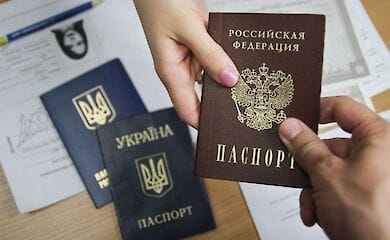 У украинцев с российскими паспортами будут отбирать украинские 